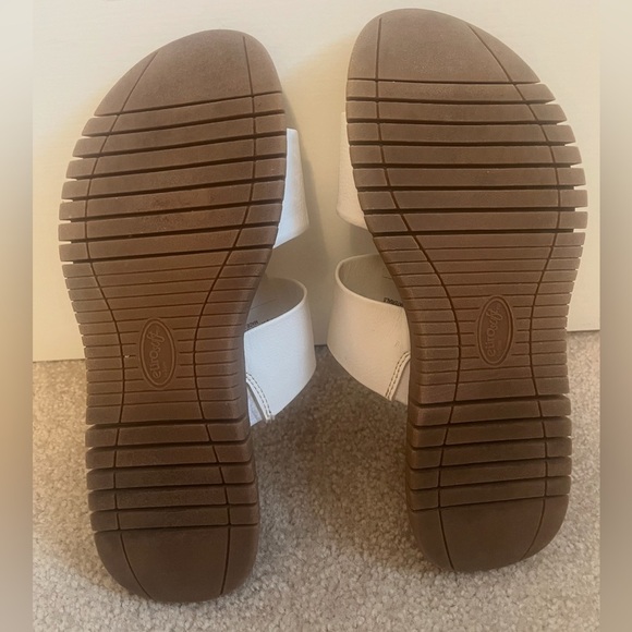 Eurosoft by Sofft Women's White Sandal 7.5 Wide - Picture 3 of 4